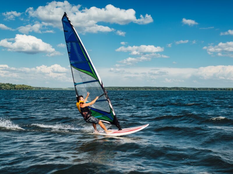 L’exploit de Robert Teriitehau du windsurf : Ce que les jeunes athlètes doivent apprendre
