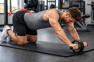 découvrez les erreurs fréquentes à éviter lors de l'utilisation de la roue abdominale pour maximiser vos résultats et protéger votre dos.