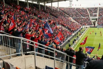 Vue panoramique des tribunes du stade Paris FC lors d'un match à domicile avec des milliers de supporters