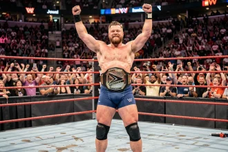 Catcheur professionnel tenant un championnat WWE dans le ring lors d'un Saturday Night Main Event
