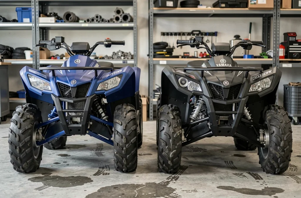 Comparaison côte à côte du Yamaha Raptor 700 standard et du Raptor 700R SE dans un atelier, vue de face au niveau des roues pour observer les différences de carénage et de finition